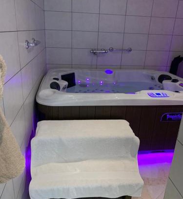 Voglans Apartment | appartement avec Jacuzzi hammam sauna privatisé au rez de chaussée ds maison à Voglans à 2 kilomètres du lac du bourget en Savoie entre Chambéry et Aix les Bains cure thermale