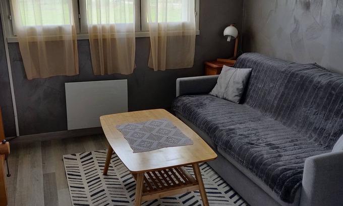 Sillans Apartment | Appartement Avec Terrasse Dans une Propriété Privée. Entrée en Autonomie
