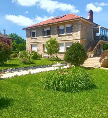 Toulonjac Apartment | Appartement charmant à Toulonjac avec jardin et terrasse, 110 m²