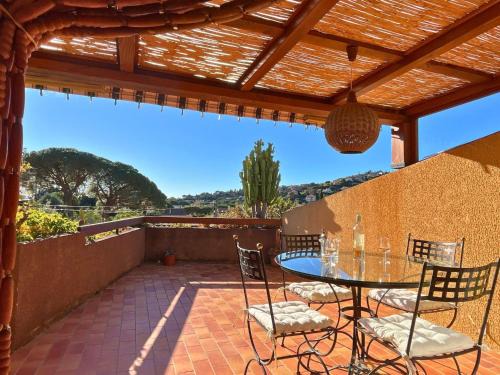 Le Lavandou Apartment | Appartement de Charme à Saint-Clair : Terrasse, Proche Plage et Commodités - FR-1-677-44