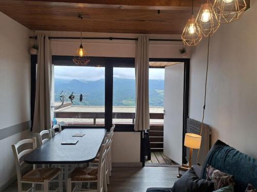 Murat-le-Quaire Apartment | Appartement duplex avec vue sur le Sancy et garage couvert