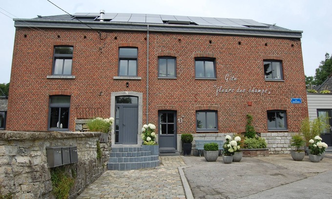 Rochefort Apartment | Appartement Fleurs des champs