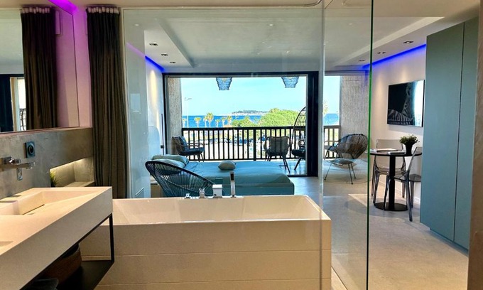 Port Cogolin Apartment | Appartement neuf climatisé - vue mer Saint-Tropez - 50m plage et port - piscine