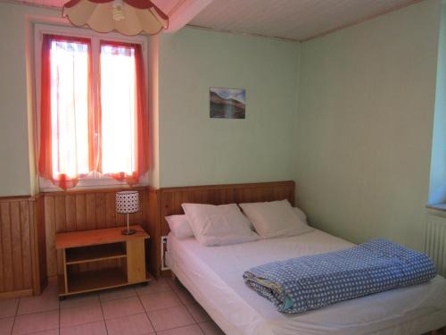 Savignac-les-Ormeaux Apartment | Appartement RDC maison de village