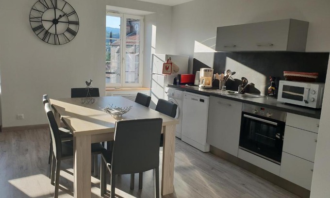 Saint-Antheme Apartment | APPARTEMENT ROUGE