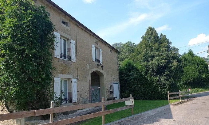 Fougerolles-Saint-Valbert Apartment | Appartement spacieux au coeur de la nature