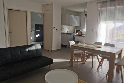 Onet-le-Chateau Apartment | Appartement T2 accessible PMR avec terrasse et garage