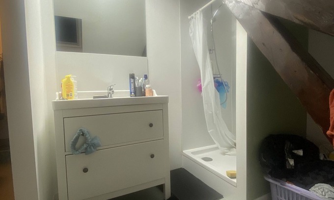Saint-Nicolas Apartment | Appartement Très Chaleureux Situez au Dernier Étage de Plusieurs Logements