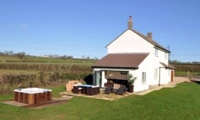 Shepton Mallet Cottage | Apple Cottage - sleeps 4 guests in 0 bedrooms