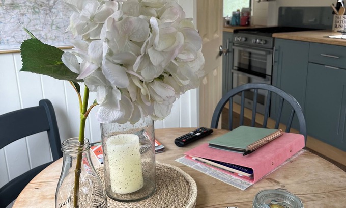 Hartland House | Apple Pippin, shepherds hut style, sleeps 4, private garden, walk to pubs & more