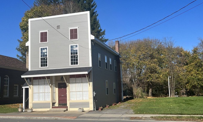 Milford Apartment | Apple Tree Apt 2, Charming 2nd fl apt, under 5 minutes to Dreams Park