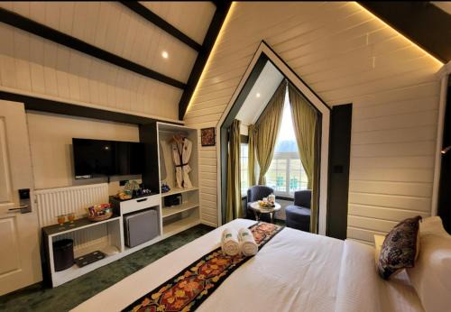 Dal Lake Apartment | Appollo 11 luxury houseboat