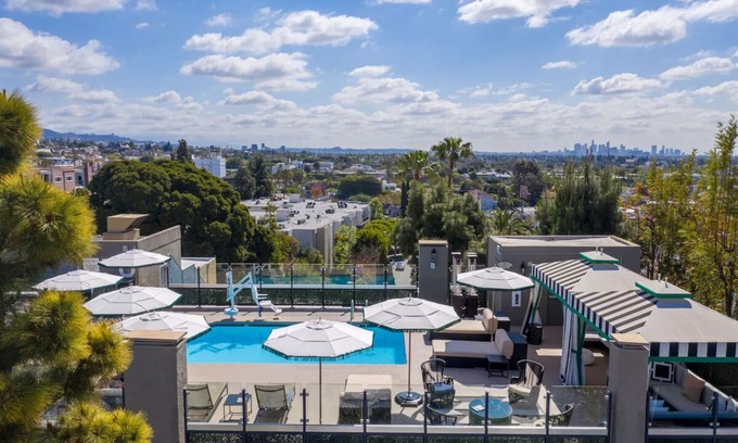 Norma Triangle House | Appreciate the Beauty of Hollywood at an Exemplary Suite! Rooftop Pool, Balcony
