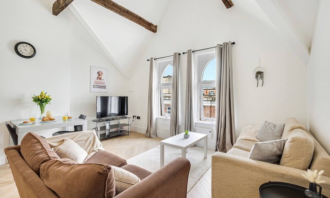 Trafford Apartment | Apt 2 Causeway · Modern & Spacious Flat in Town| Pass the Keys