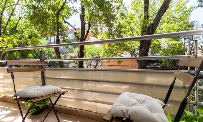 Roma Norte Apartment | Apt. Heart of Roma-Condesa Fast Wi-Fi & Desks, Family friendly, Walkable Area!