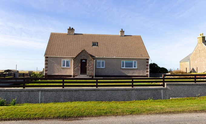 Baleshare Cottage | AR DACHAIGH, pet friendly, with open fire in Lochmaddy, North Uist