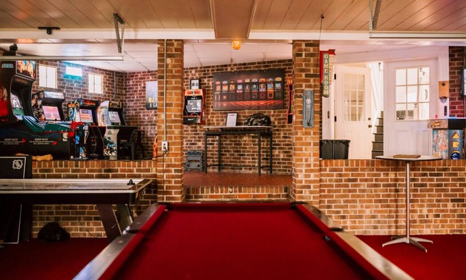 Greenville House | Arcade Adventure! 6-Bedroom Stay near Football Stadium