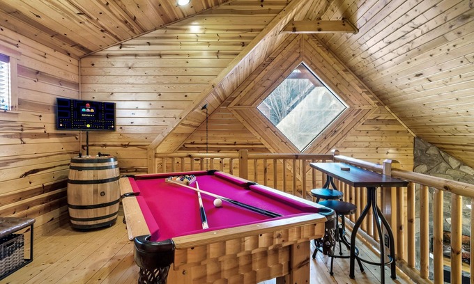White Oak Lodge Cabin | Arcade, Pool Table, Hot Tub, WiFi, Wheelchair Accessible in Smoky Mountains