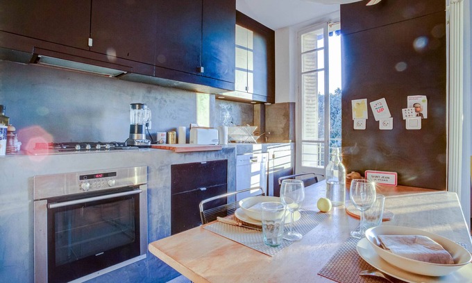 Les Cinq Avenues Apartment | Architect Apartment Overlooking Zoo and the Good Mother