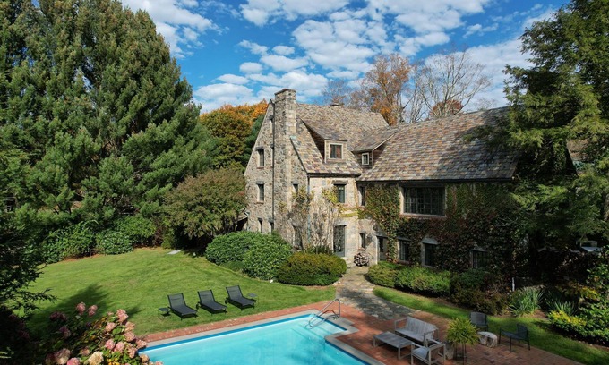 Northwest Harwinton Villa | Argyll House by Boutique