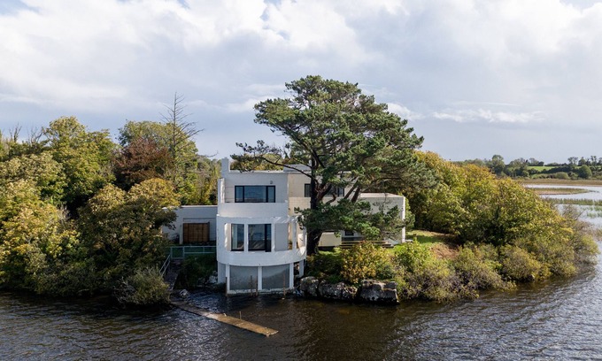 Corofin House | Art Deco Lakehouse retreat at Inchiquin