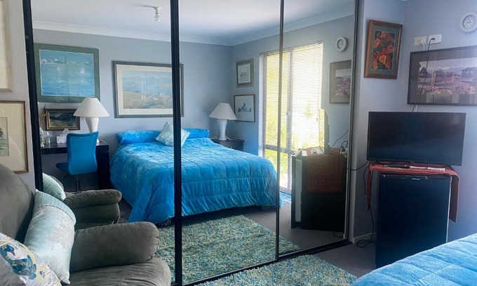 Huonville Bed & Breakfast | Art House Blue Room