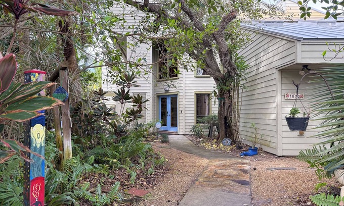 Old Orchid House | Art on the Beach Paradise 200ft from Beach!