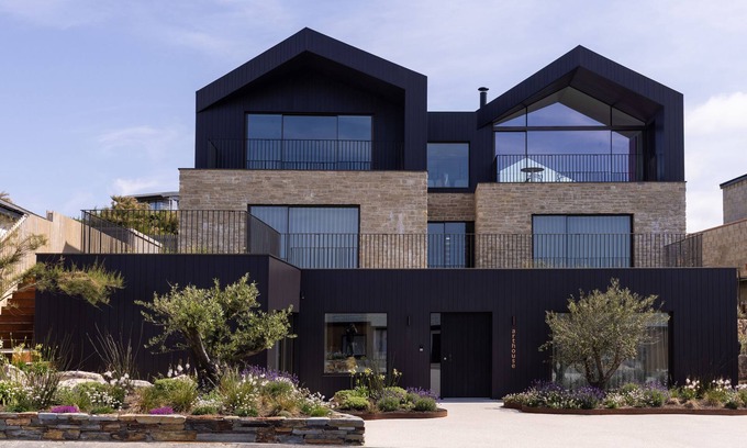 Mawgan Porth House | Arthouse - a luxury holiday home in Mawgan Porth