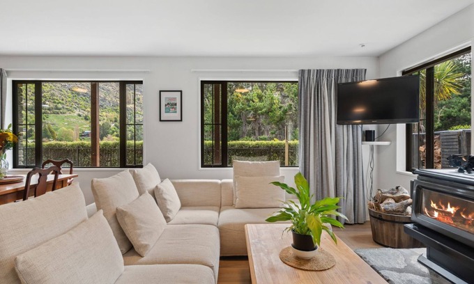 Arthur's Point House | Arthurs Cottage Seasonal Holiday Home