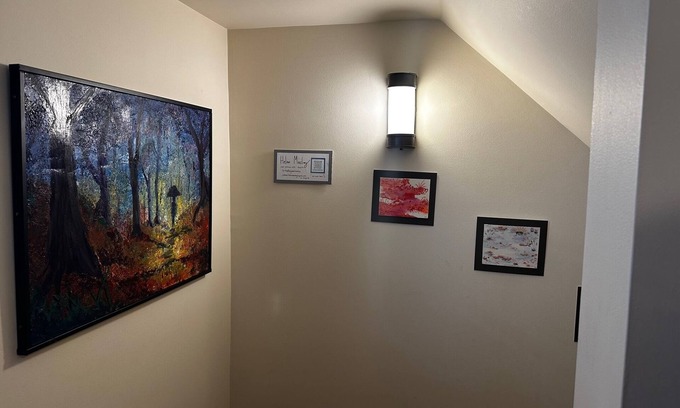Ecco Apartment | Artist retreat by Lake Bde Maka Ska (5 people) - 2.5 miles to convention center