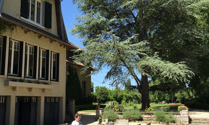 Tosny House | Artist's loft on the banks of the Seine, facing Château Gaillard, large park + rose garden