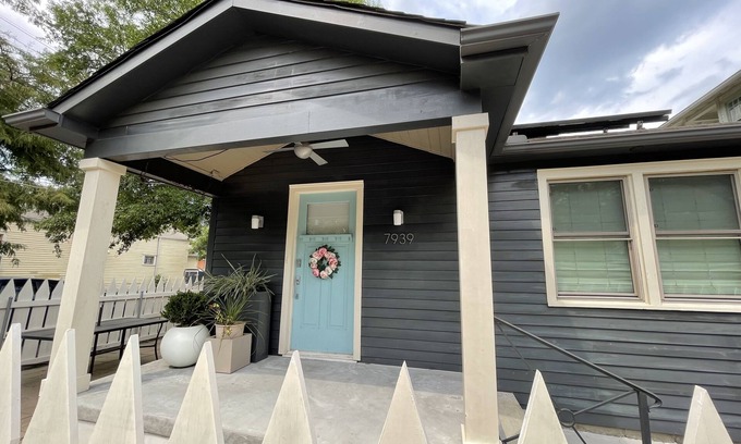 Central Carrollton Association House | Artist Tanner 2-Bed Cottage off the Streetcar Line