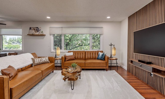 Downtown Anchorage Apartment | Artistic downtown 2br king bed