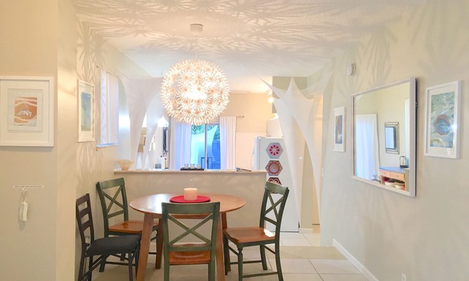 South Palm Park Neighborhood Association Apartment | artistic/uplifting, pool/spa, large garden, walking distance to beach/town