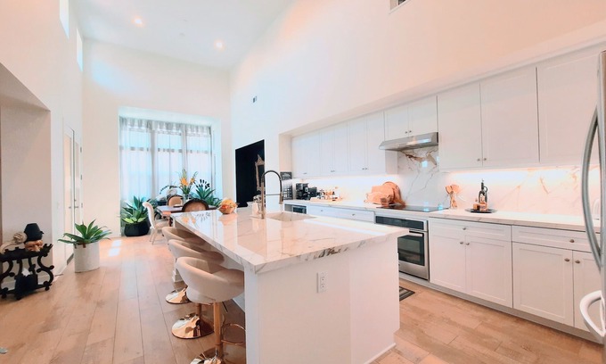 Camarillo House | Artist’s modern luxe 3 br 3 ba gem- 2 large Primary suites