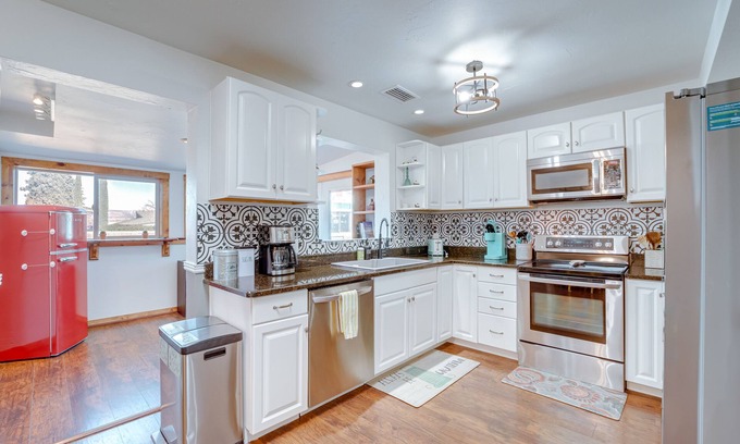 Cottonwood House | Artsy Cottonwood Home w/Hot Tub, Walk to Wineries