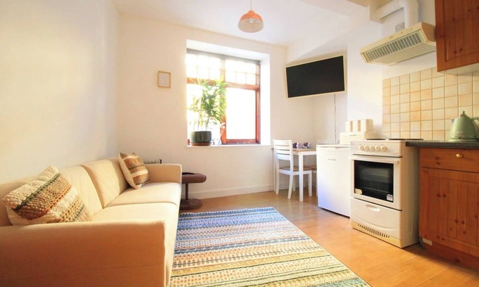 Weavers Apartment | Artsy Shoreditch Flat by Brick Lane and the City Zone 1 Family Friendly