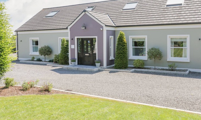 Omagh Cabin | ARVALEE RETREAT, pet friendly, character holiday cottage in Omagh