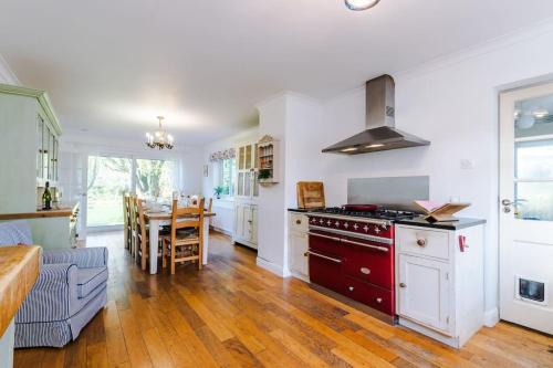 Buxton House | Ascot House - Spacious, Countryside, Games