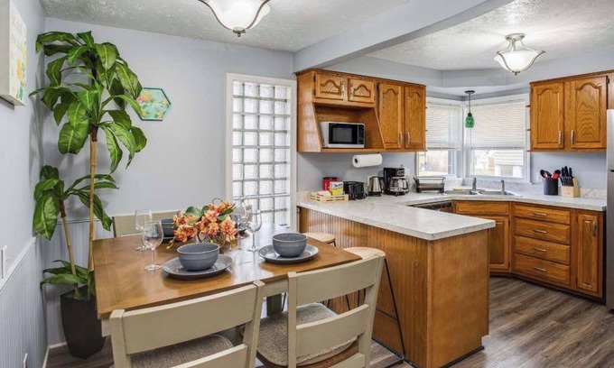 Rochester House | Astonishing Home Mins Away Airport Dwtn UofR andRIT