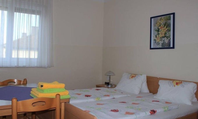 Eisenstadt Apartment | Four-bed room with shower, WC - Filbert guest room