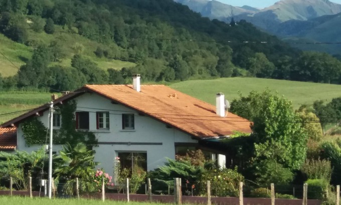 Bussunarits-Sarrasquette Apartment | At the foot of the Gamia pass, 10 minutes from St Jean Pied de Port, a beautiful apartment. 100m2