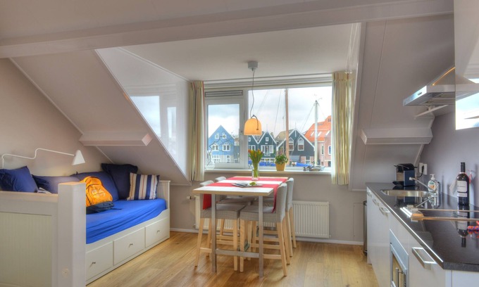 Monnickendam Apartment | At the water, maritime furnished apartment, private entrance, with scaffolding