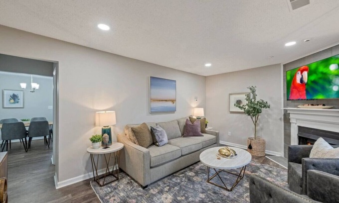 Woodstock House | ATH - Downtown Woodstock Luxury - Walk to Cherokee Amphitheater (1/4 mile) 3 Bedroom