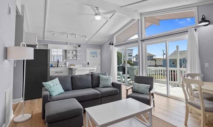 Atlantic Beach Cottage | Atlantic Breeze North - Renovated & Cozy - Walk To Beach