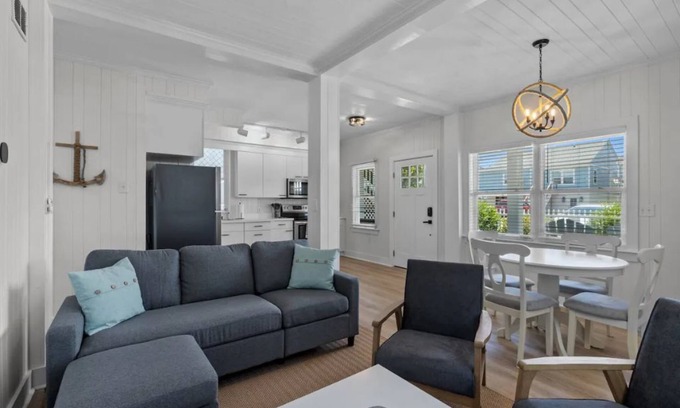 Atlantic Beach Cottage | Atlantic Breeze South - Cozy & Renovated - Walk To Beach