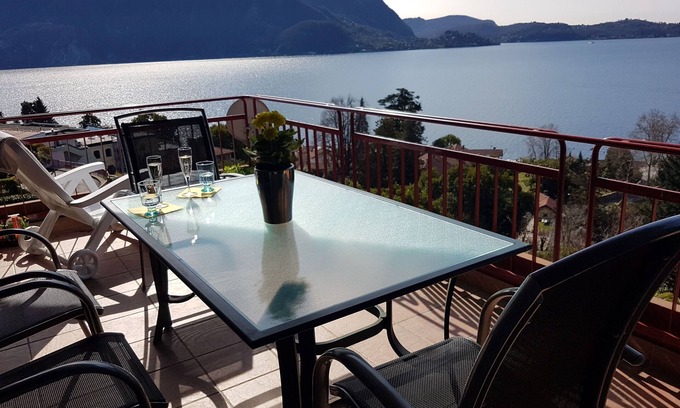 Susello Apartment | Attractive 3½ room apartment with 2 balconies, pool and dream lake view