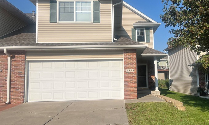 Lincoln House | Attractive 3bedroom townhome in very desired S.East Lincoln neighborhood 🏠 ☺️