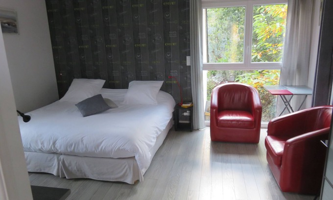 Eraudiere-Renaudiere Apartment | Au Cadran Solaire, Le Zenith : Studio in a quiet, wooded setting