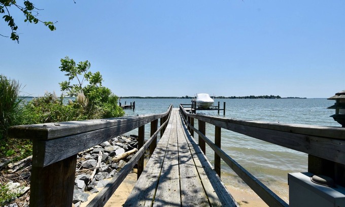 Royal Oak House | AUGUST Bookings, 10% Off. Near St.Michaels/Easton Waterfront, Dock,Hot Tub.